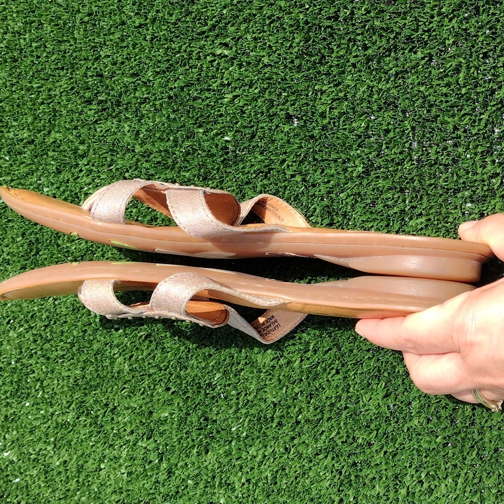 Born Concept Women's Audra Brown Leather Medallion Thong Sandal Size 10 - Picture 7 of 7